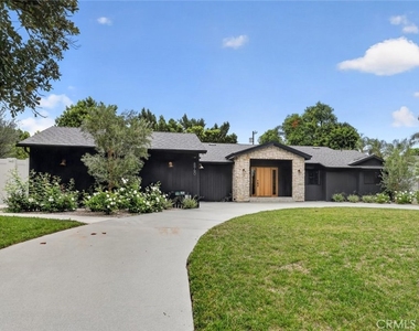 8960 Oak Park Avenue - Photo Thumbnail 3