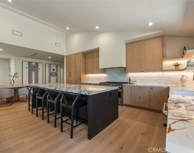 8960 Oak Park Avenue - Photo Thumbnail 15