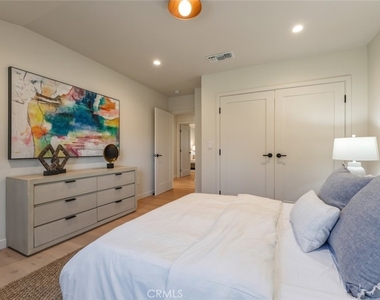 8960 Oak Park Avenue - Photo Thumbnail 21