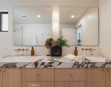 8960 Oak Park Avenue - Photo Thumbnail 48