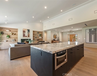8960 Oak Park Avenue - Photo Thumbnail 10