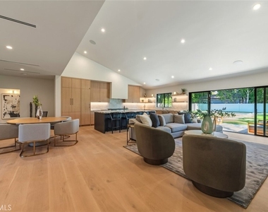 8960 Oak Park Avenue - Photo Thumbnail 13