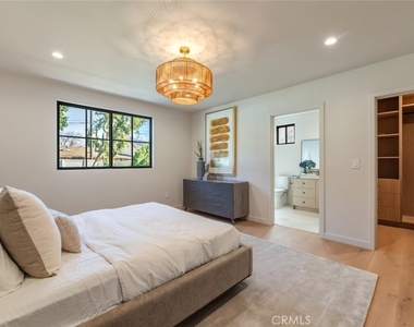 8960 Oak Park Avenue - Photo Thumbnail 30