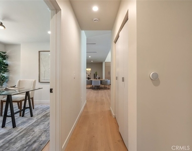 8960 Oak Park Avenue - Photo Thumbnail 24