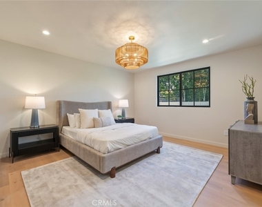 8960 Oak Park Avenue - Photo Thumbnail 29