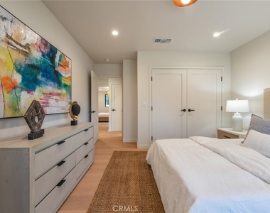 8960 Oak Park Avenue - Photo Thumbnail 22