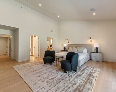 8960 Oak Park Avenue - Photo Thumbnail 52