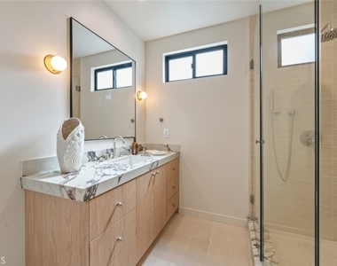 8960 Oak Park Avenue - Photo Thumbnail 25
