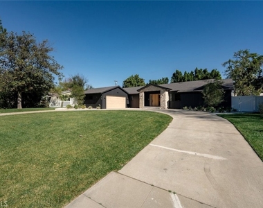 8960 Oak Park Avenue - Photo Thumbnail 2