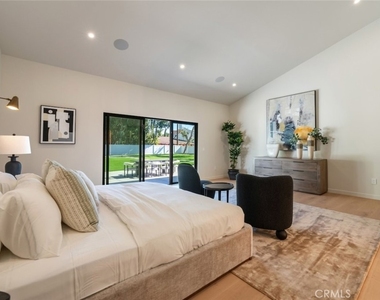 8960 Oak Park Avenue - Photo Thumbnail 44
