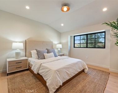 8960 Oak Park Avenue - Photo Thumbnail 20