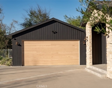 8960 Oak Park Avenue - Photo Thumbnail 7
