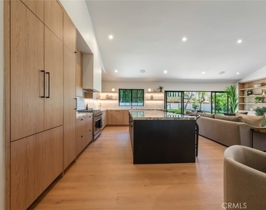 8960 Oak Park Avenue - Photo Thumbnail 41