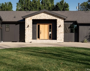8960 Oak Park Avenue - Photo Thumbnail 6