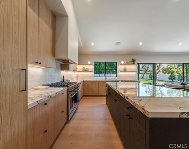 8960 Oak Park Avenue - Photo Thumbnail 9