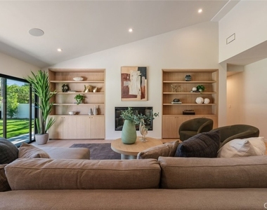 8960 Oak Park Avenue - Photo Thumbnail 16