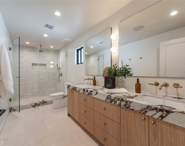 8960 Oak Park Avenue - Photo Thumbnail 47
