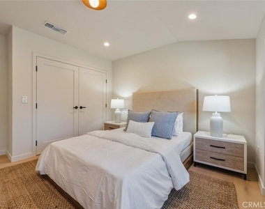 8960 Oak Park Avenue - Photo Thumbnail 23