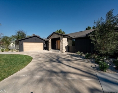 8960 Oak Park Avenue - Photo Thumbnail 4