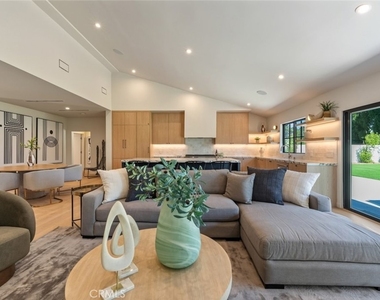 8960 Oak Park Avenue - Photo Thumbnail 12