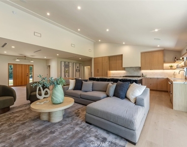 8960 Oak Park Avenue - Photo Thumbnail 11
