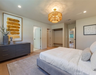 8960 Oak Park Avenue - Photo Thumbnail 33