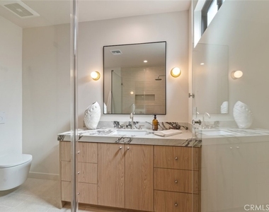 8960 Oak Park Avenue - Photo Thumbnail 27