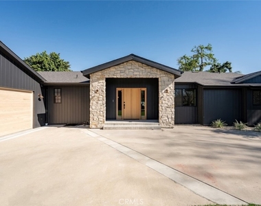 8960 Oak Park Avenue - Photo Thumbnail 5