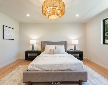 8960 Oak Park Avenue - Photo Thumbnail 31