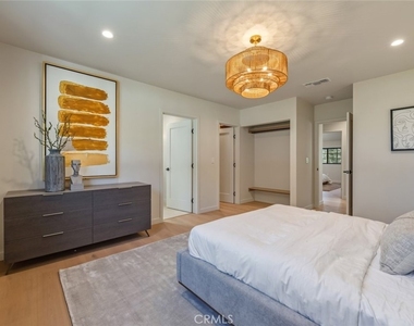 8960 Oak Park Avenue - Photo Thumbnail 32