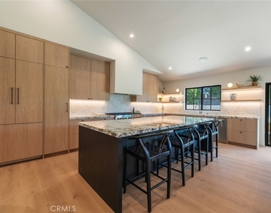 8960 Oak Park Avenue - Photo Thumbnail 14
