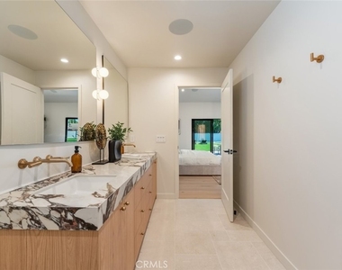 8960 Oak Park Avenue - Photo Thumbnail 51