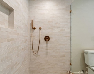 8960 Oak Park Avenue - Photo Thumbnail 49