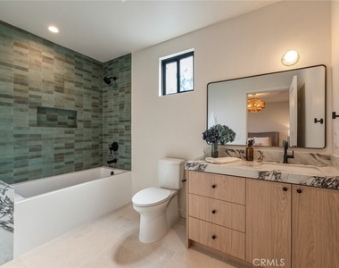 8960 Oak Park Avenue - Photo Thumbnail 34