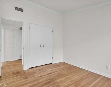 16433 Kingsbury Street - Photo Thumbnail 21