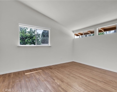 16433 Kingsbury Street - Photo Thumbnail 14