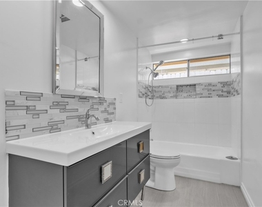 16433 Kingsbury Street - Photo Thumbnail 11
