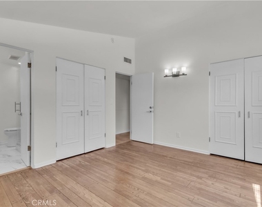 16433 Kingsbury Street - Photo Thumbnail 15