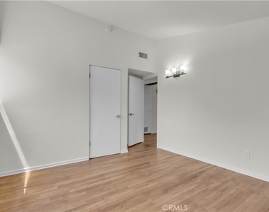 16433 Kingsbury Street - Photo Thumbnail 19