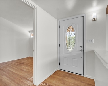 16433 Kingsbury Street - Photo Thumbnail 4