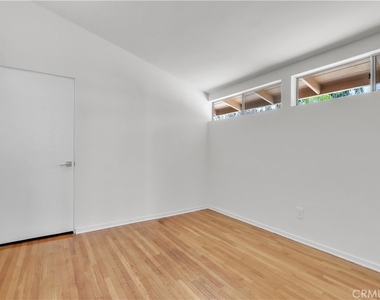 16433 Kingsbury Street - Photo Thumbnail 12