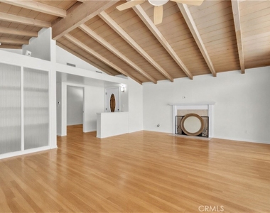 16433 Kingsbury Street - Photo Thumbnail 7