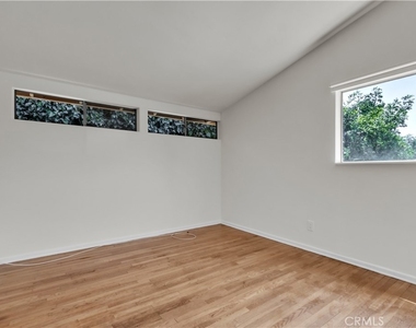 16433 Kingsbury Street - Photo Thumbnail 18