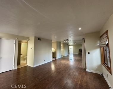 22137 Burbank - Photo Thumbnail 4