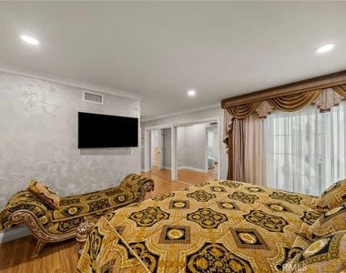 10544 Camarillo Street - Photo Thumbnail 25