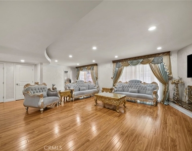 10544 Camarillo Street - Photo Thumbnail 7