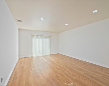 17404 Martha Street - Photo Thumbnail 6