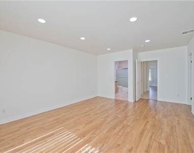 17404 Martha Street - Photo Thumbnail 10