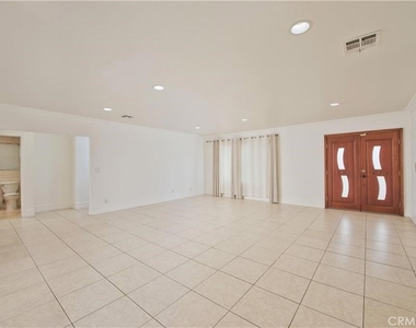17404 Martha Street - Photo Thumbnail 5
