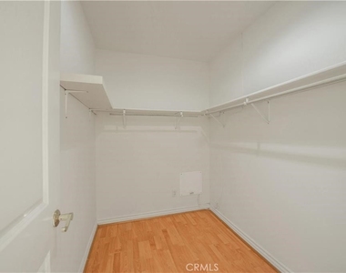 17404 Martha Street - Photo Thumbnail 9